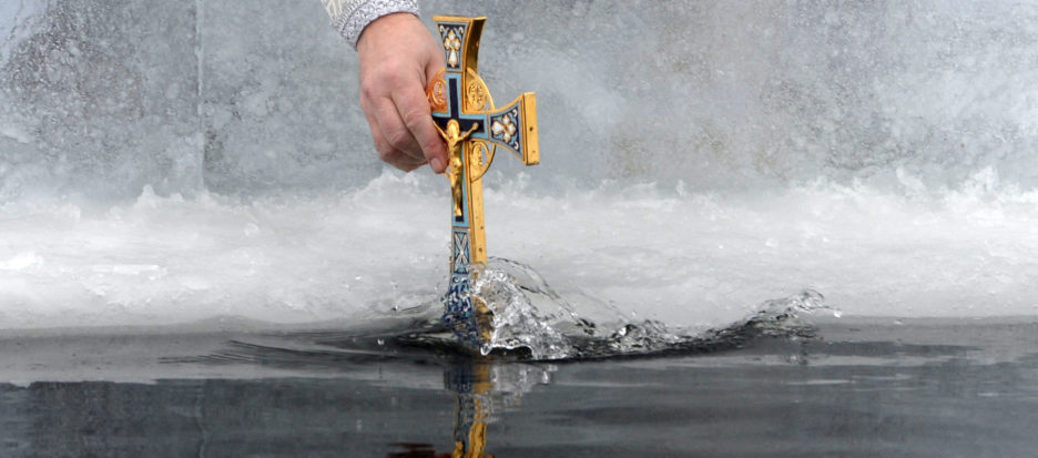 Благословение воды с погружением<br />Креста Господня